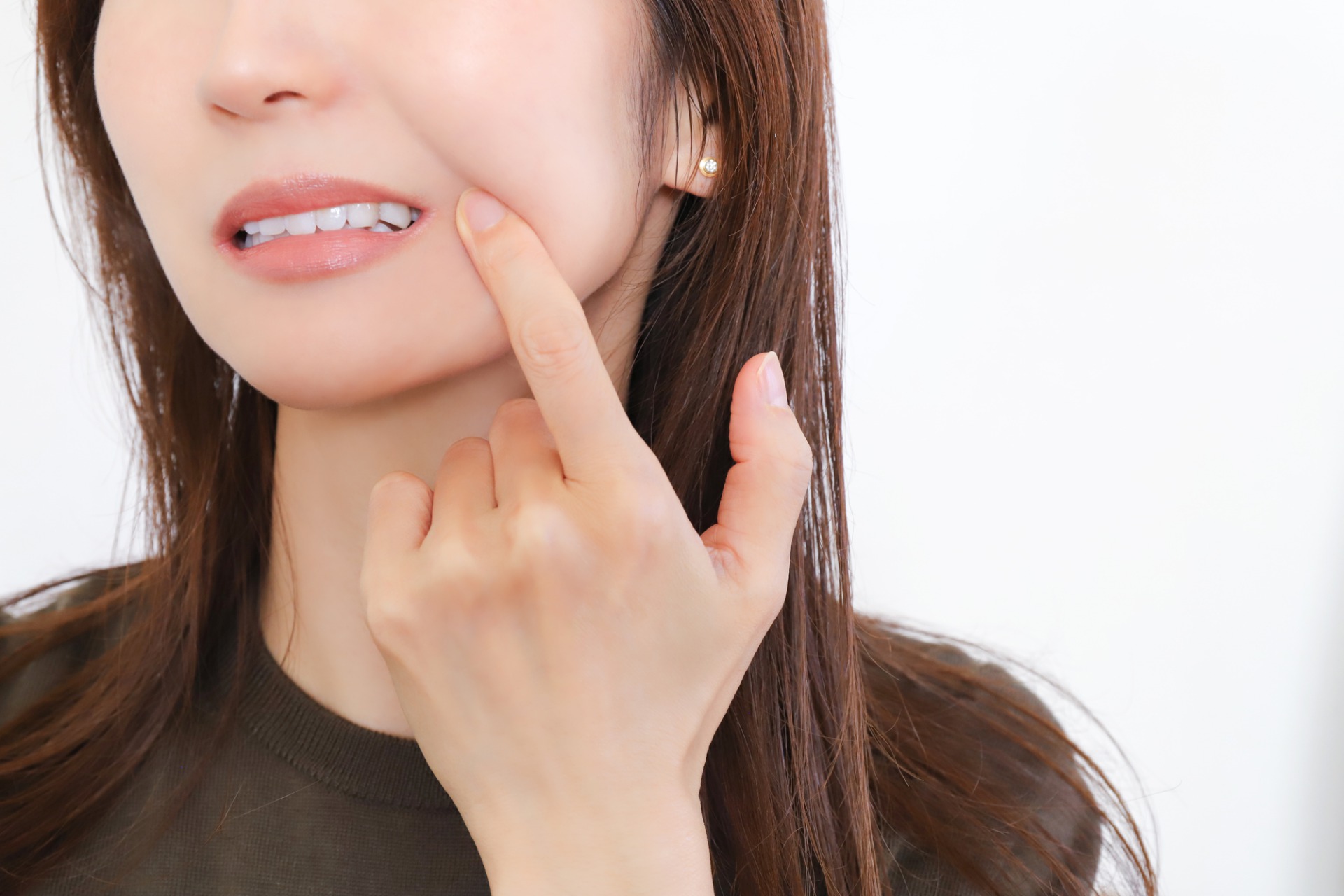 歯の白い斑点(ホワイトスポット)の原因と治療法|削らず治す方法も解説