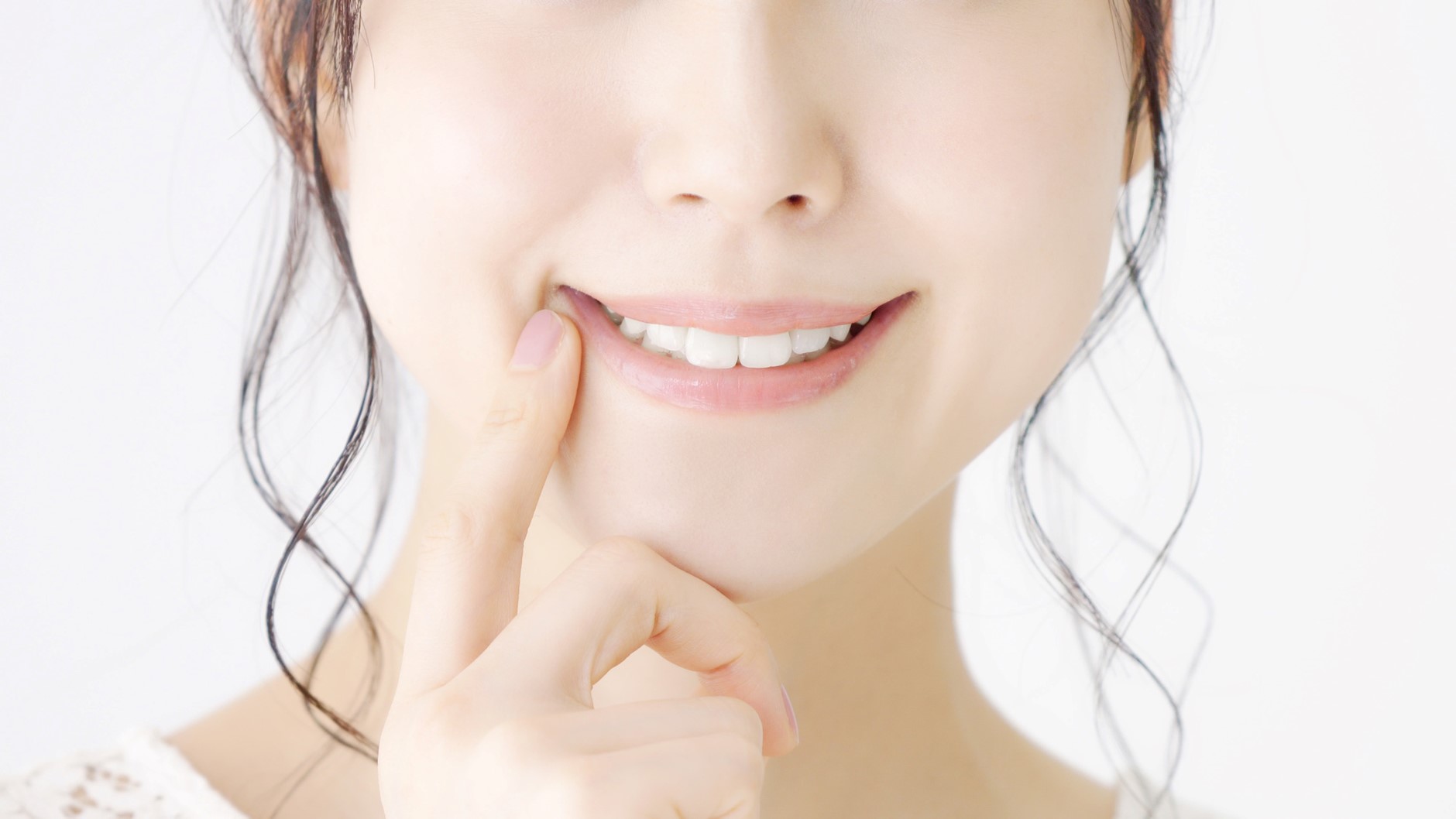 セラミック矯正の治療方法の特徴は？期間や費用についても解説