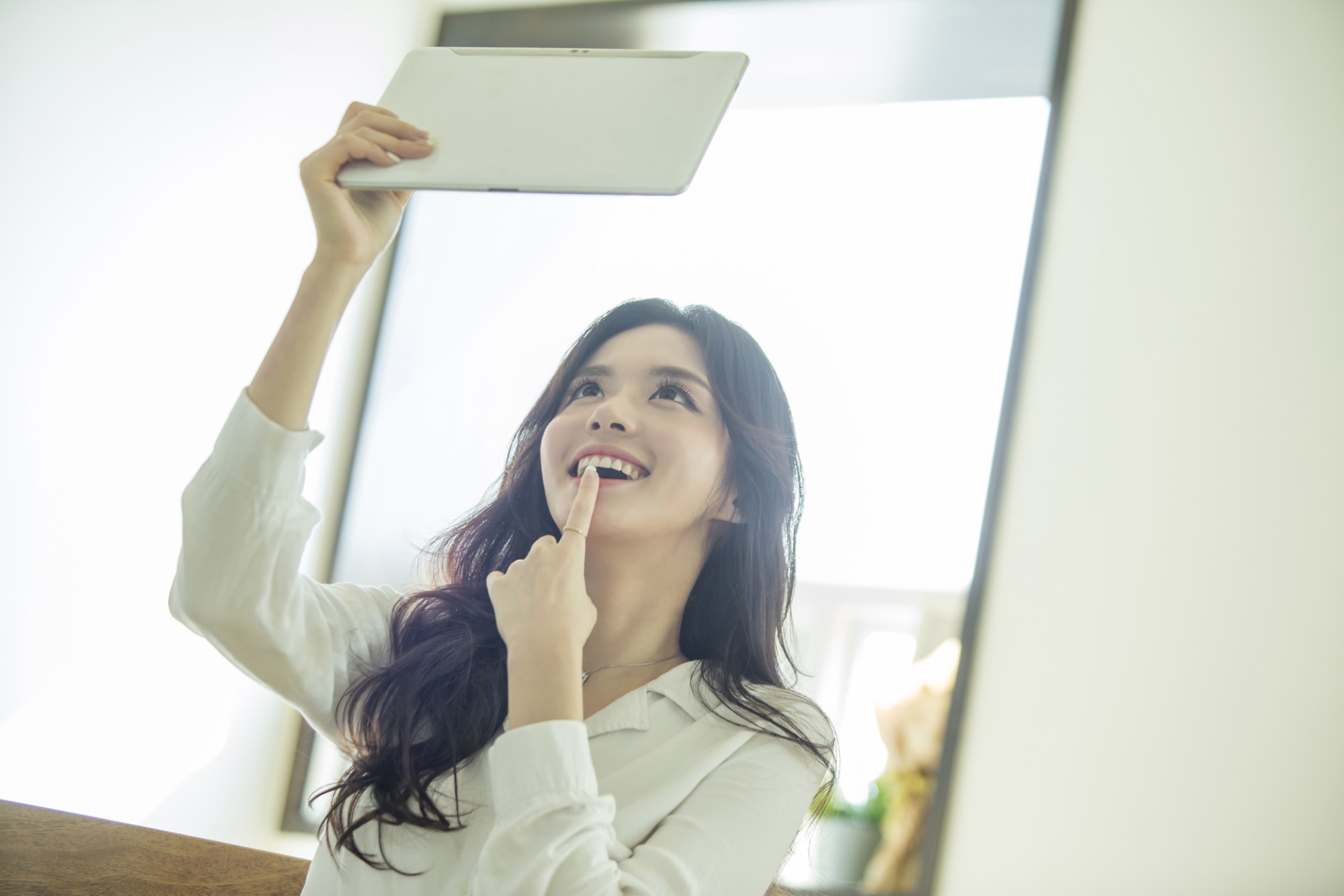 歯のホワイトスポットにセラミックは必要？削る治療のリスクと費用